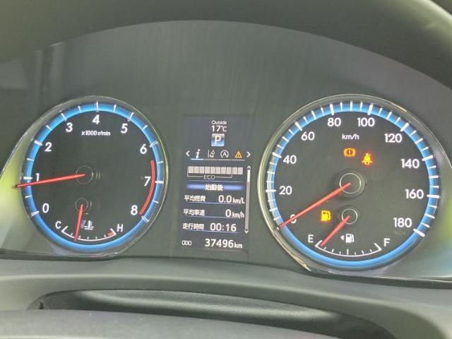 WECARSの展示場では実際に見て、触ってお車をお選びいただけます！知識の豊富な営業スタッフが様々なカーライフをご提案いたします！