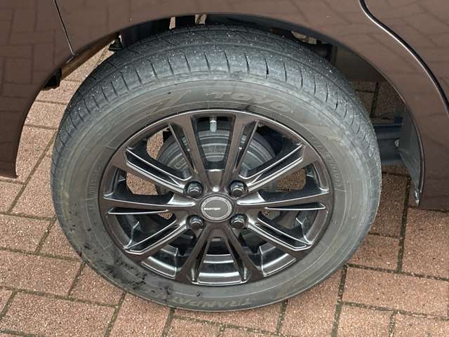 【タイヤもまだまだ使えます】タイヤの目もしっかり有りますよ！車の基本性能の止まる部分に大事な役割をしますからね！！