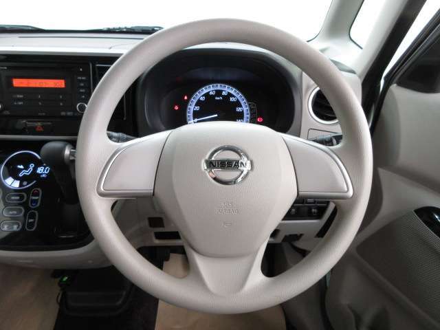 運転が楽しくなる明るく開放的な運転席まわりです。