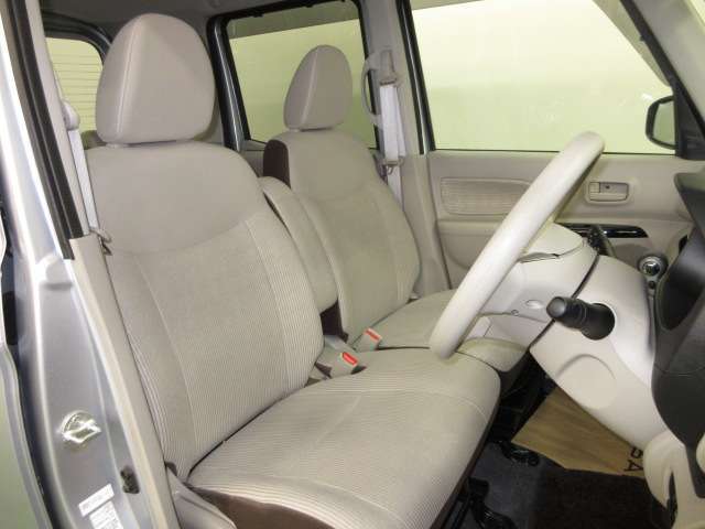 ドライバー目線で、使いやすく安全操作性と良好な視界を実現した運転席です。
