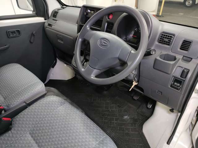 【全国納車OK】　現車をご覧になれないお客様でも、安心してお車をご購入いただける環境を整えております。 色々な角度から撮影したたくさんの画像など豊富な資料送りいたしております。
