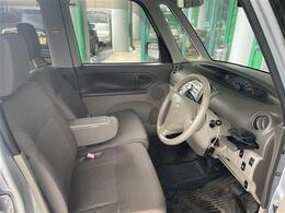 【運転席】座り心地が良いシートなので長時間の運転でも快適にお過ごしいただけます。新品のフロアマットのご注文も可能です。掲載箇所以外にご希望の写真がございましたらお気軽にお問い合わせ下さい。