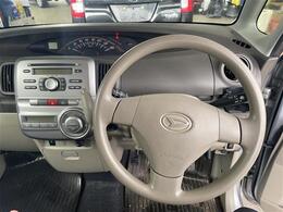 【ハンドル】軽い力で扱いやすいハンドルです。目立つ傷やスレなどなく綺麗な状態です！除菌プランいれていただくとさらに快適に！清潔なお車はお子様にも安心ですね！