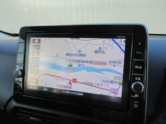日産純正の地デジ対応ナビゲーションが装着されてます。
