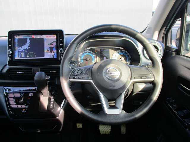 デイズの運転席廻りになります。ひじ掛けや収納など便利な装備がついてます！