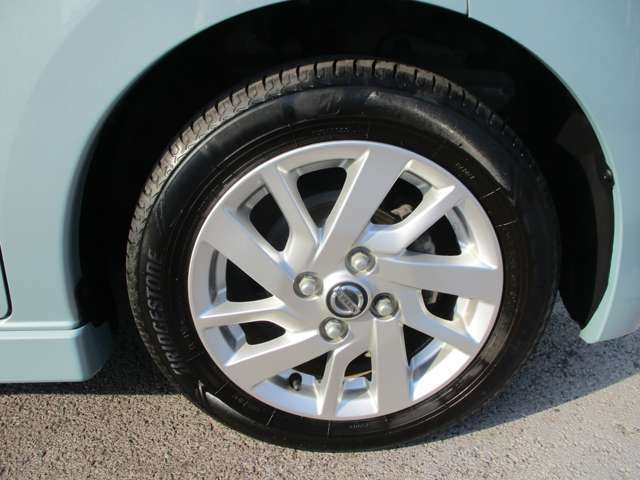 日産純正のアルミホイールが装着されてます。ボディデザインとマッチしておりカッコイイですね。