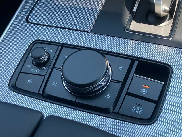 手元には運転姿勢を崩さずに操作していただける、ロータリーコマンダースイッチが装備されております。
