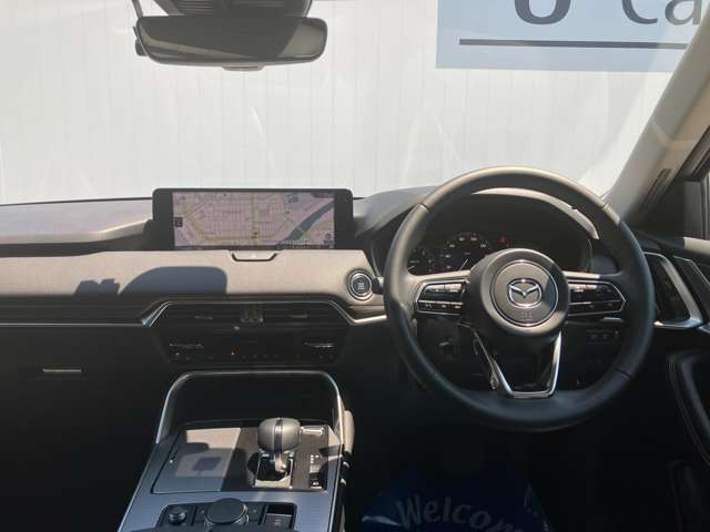 フロントピラーの位置を従来よりも後方にレイアウト。運転席からの視界の広がりを向上。車両の周囲の状況を、いち早く知ることで、安全に運行できます。