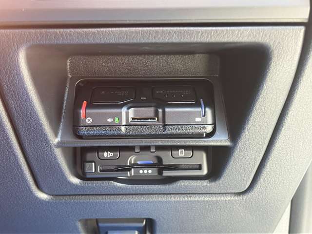 ETC車載器もビルトインタイプで取り付けられておりますので、高速道路の料金所をストレスなく通過して頂けます♪最近ではマストのアイテムですね！