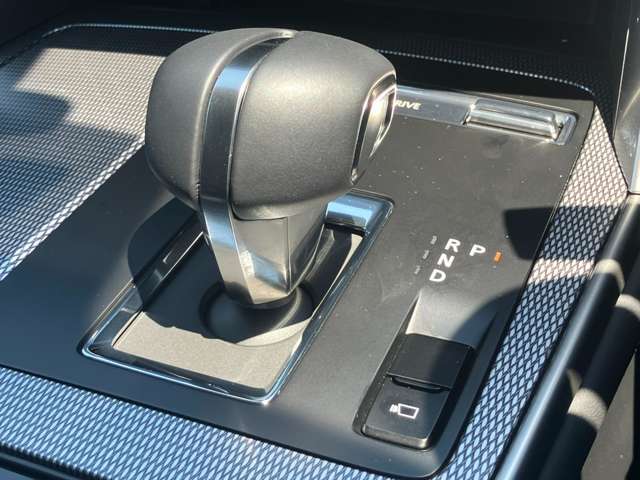 オートマはエレキシフトを採用。オートマの誤操作を減らし、シフト操作を可能にするシンプルなシフトパターンとしています。