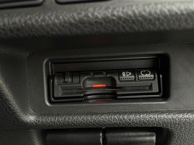 【ETC】有料道路を利用する際に料金所で停止することなく通過できる、ETC車載器（ノンストップ自動料金収受システム機器）が装備されています。セットアップを行うことで利用可能になります。