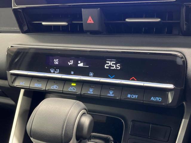 【オートエアコン】一度お好みの温度に設定すれば、車内の温度を検知し風量や温度を自動で調整。暑い…寒い…と何度もスイッチ操作をする必要はありません。快適な車内空間には必須の機能ですね♪