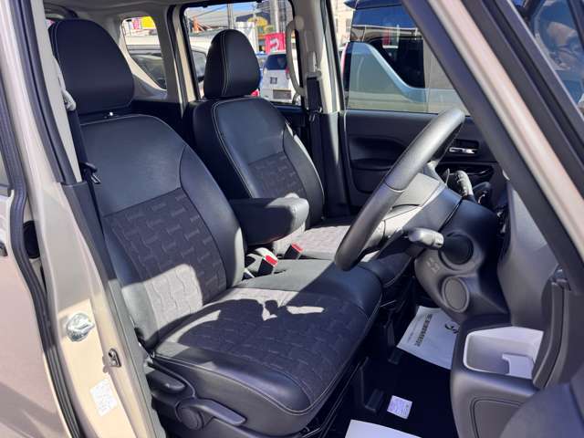 運転席からの画像です。シートの上部・サイド部には質感の高い合成皮革を採用。また座面、背もたれ部には立体的な3Dパターンの撥水シート生地を使い、通気性の良さと快適な乗り心地を実現。
