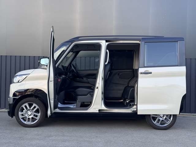 左側から運転席ドア、スライドドアをオープンした画像です。運転席ドアは約90度に開きます。スライドドア開口幅は650mmです。