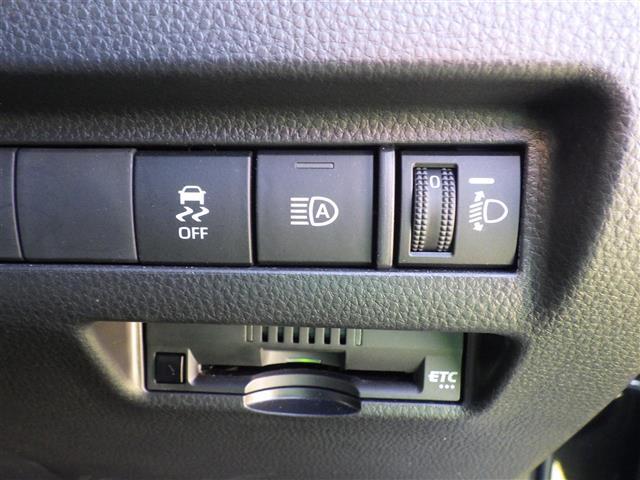 【ETC】有料道路を利用する際に料金所で停止することなく通過できる、ETC車載器（ノンストップ自動料金収受システム機器）が装備されています。セットアップを行うことで利用可能になります。