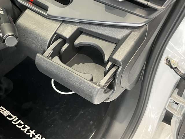 運転席側にドリンクホルダーあります♪運転中でも手が届きやすい位置にあって使い易いです♪