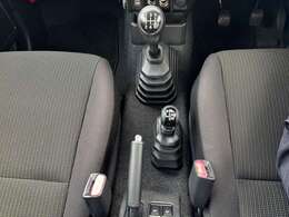 シフトレバーの画像です。MT車になっております