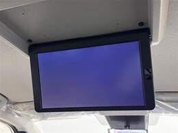 【11型フリップダウンモニター】迫力の11型、純正後席フリップダウンモニターを装備。家族や仲間との長距離ドライブも、このモニターがあればさらに盛り上がりますね！