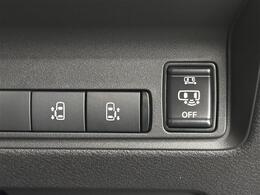 【両側ハンズフリーオートスライドドア】スライドドアの開閉が自動で行えます。スマートキーを持っていれば、車体下のフットセンサーに足をかざすことでスライドドアが開くハンズフリー機能も搭載。