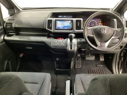 車内は光触媒抗菌消臭施工済です。インパネ周りはスタイリッシュなデザインで機能や装備も充実しています。グローブボックスやカップホルダーのほかにトレーなどたくさんの収納スペースが付いています。