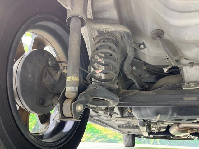 お車を安心してお乗りいただく為には、足回りの定期点検が欠かせません。サービスサポート（有償保証）では無料点検もご提供しており、安心のカーライフをお過ごしいただけるサポート体制が整っています。