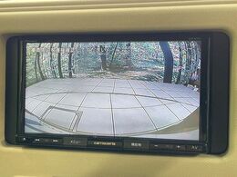 【バックカメラ】駐車時に後方がリアルタイム映像で確認できます。大型商業施設や立体駐車場での駐車時や、夜間のバック時に大活躍！運転スキルに関わらず、今や必須となった装備のひとつです！