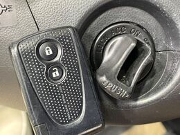 【キーフリーシステム】カバンやポケットに入れたままでもドアの施錠・解錠が可能なスマートキーを装備。エンジンのオン・オフ時もカギを取り出す必要が無いからとっても便利です♪