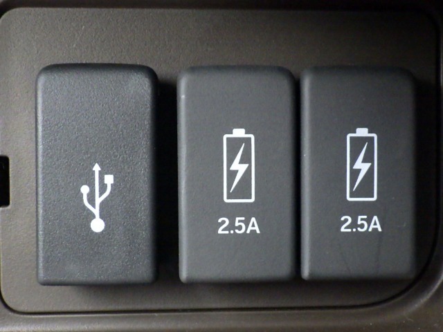 ★USB充電ソケット付ですので、スマートフォン等の充電もアダプター無しで可能です★