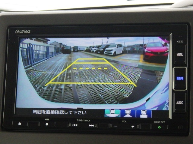 ★バックモニター搭載★ バック時目視しにくいクルマの周囲をカメラで映し出し、安全・安心駐車をサポート♪バックの苦手な方も後ろがハッキリ見えるので安心です☆
