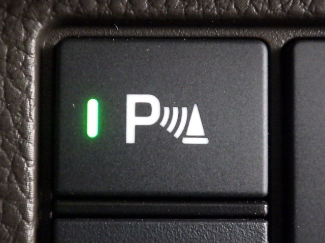 ★コーナーセンサー搭載★ 他のクルマや障害物との距離が近くなるとブザーで警告してくれるコーナーセンサー！狭いスペースでの駐車や右左折、縦列駐車がラクになります♪