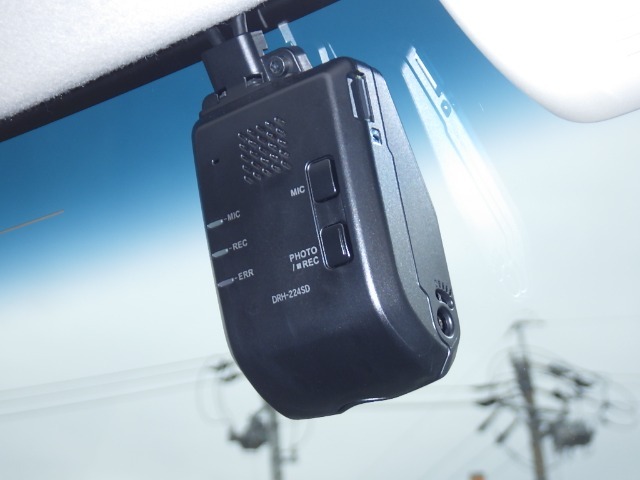 ★ドライブレコーダー★ もしもの時の状況を映像と音声でシッカリ記録♪快適ドライブをしっかりサポートするドライブレコーダーです☆