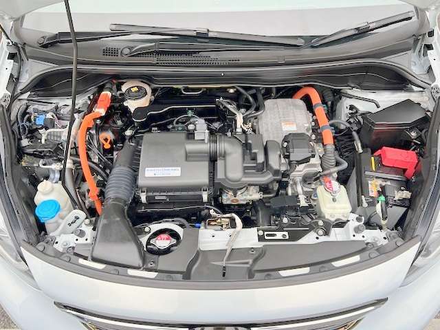 エンジンルームの状態もキレイで機関も良好です！当社では仕入時に90ヵ所以上の点検項目の確認や試乗も実施してます！問題のない車両を店頭にて販売しております！