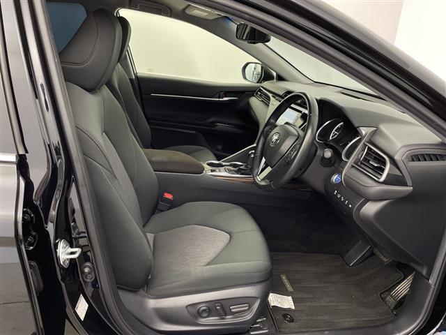 【運転席】座り心地が良いシートなので長時間の運転でも快適にお過ごしいただけます。新品のフロアマットのご注文も可能です。掲載箇所以外にご希望の写真がございましたらお気軽にお問い合わせ下さい。