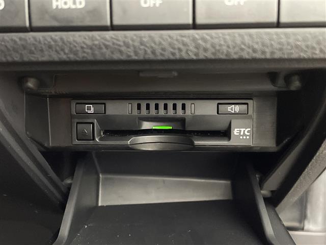 【ETC】有料道路を利用する際に料金所で停止することなく通過できる、ETC車載器（ノンストップ自動料金収受システム機器）が装備されています。セットアップを行うことで利用可能になります。