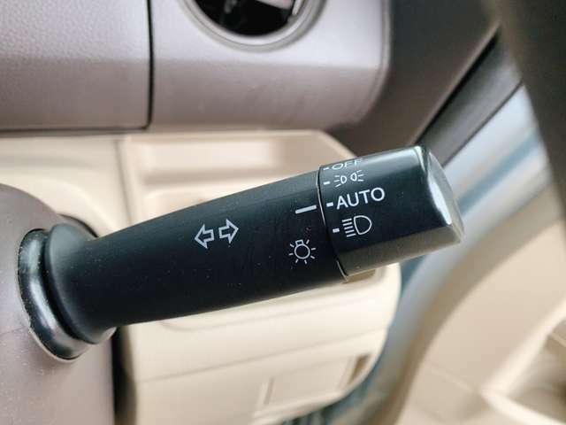 【オートライト】車外の明るさを検知して、自動的にヘッドライトを点灯してくれます♪トンネルを走行する際にも、自動的に点灯してくれて便利な装備の1つです♪