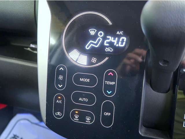 オートエアコンは設定した温度へ自動で調整してくれますので、快適さはもちろん燃費にも好影響が出ますよ♪