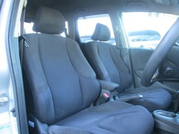 前席の足元も広く乗り降りも楽にできます