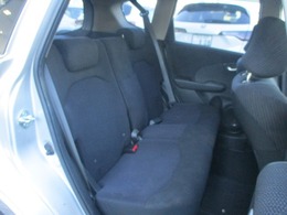 後席の足元も広々してますので長時間の運転でも疲れません。