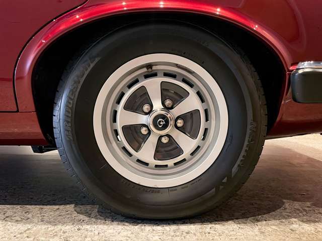 左後タイヤ　純正ホイールに2019年製造の「ブリヂストン ネクストリー(215/70R15)」を装着しております。