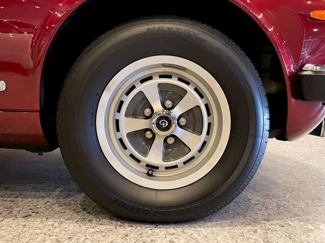 右前タイヤ　純正ホイールに2019年製造の「ブリヂストン ネクストリー(215/70R15)」を装着しております。