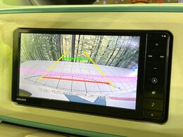 【バックカメラ】駐車時に後方がリアルタイム映像で確認できます。大型商業施設や立体駐車場での駐車時や、夜間のバック時に大活躍！運転スキルに関わらず、今や必須となった装備のひとつです！
