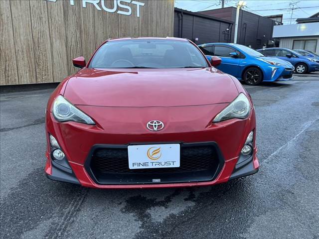 当社自慢のお車です。装備・機関系チェック済み♪横にこの車のセールスポイントを、写真と説明でアピールしてあります♪まずはご覧になってください。