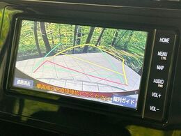 【バックカメラ】駐車時に後方がリアルタイム映像で確認できます。大型商業施設や立体駐車場での駐車時や、夜間のバック時に大活躍！運転スキルに関わらず、今や必須となった装備のひとつです！