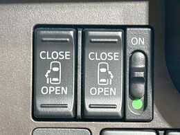 【両側パワースライドドア】スマートキーや運転席のスイッチで後席両側スライドドアの開閉が可能♪電動だから力を入れてドアを開ける必要が無く、小さなお子様でも簡単に開け閉めでき快適です♪