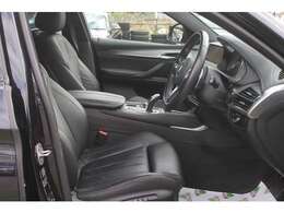 黒革のスポーツシートはシートヒーター、ランバーサポート付きの豪華版！！