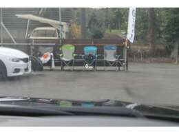 ヘッドアップディスプレイは視線を落とさず速度やナビ案内をご確認いただけます。