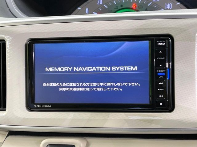 【純正ナビ】人気の純正ナビを装備しております。ナビの使いやすさはもちろん、オーディオ機能も充実！キャンプや旅行はもちろん、通勤や買い物など普段のドライブも楽しくなるはず♪