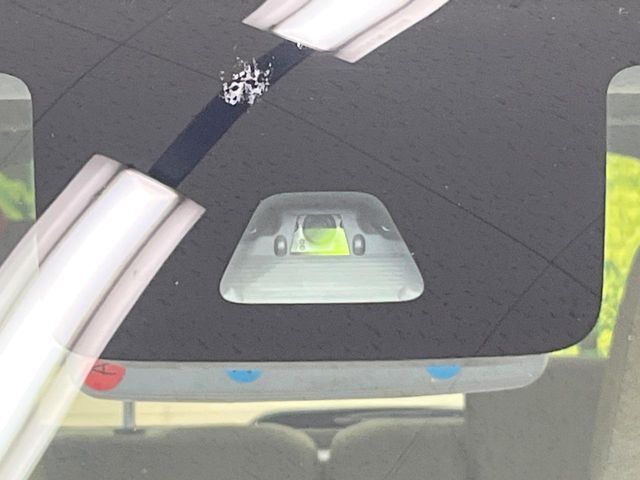 【スマートアシスト】走行中に前方の車両等を認識し、衝突しそうな時は警報とブレーキで衝突回避と被害軽減をアシスト。より安全にドライブをお楽しみいただけます。