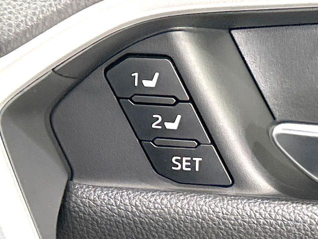 【メモリー機能付きパワーシート】ドライバーごとに設定したシート位置を記憶して、ボタン一つで切り替えできる便利な機能！運転する方が複数名いらっしゃるご家庭におすすめです♪