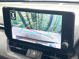 【バックカメラ】駐車時に後方がリアルタイム映像で確認できます。大型商業施設や立体駐車場での駐車時や、夜間のバック時に大活躍！運転スキルに関わらず、今や必須となった装備のひとつです！